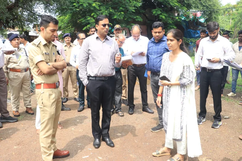 स्टेट हाइवे किनारे दुकानें बनाकर ग्राम पंचायतों की आय बढ़ाने और युवाओं को स्वरोजगार से जोड़ने की पहल