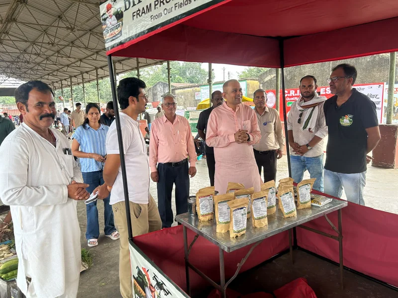 जैविक हाट में नागरिकों ने खरीदे प्राकृतिक खेती से तैयार उत्पाद