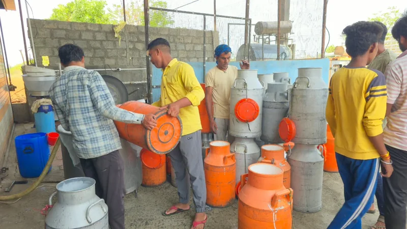 पीएमएफएमई योजना से मिले 27 लाख के लोन से जयप्रकाश ने शुरू की दूध गंगा डेयरी